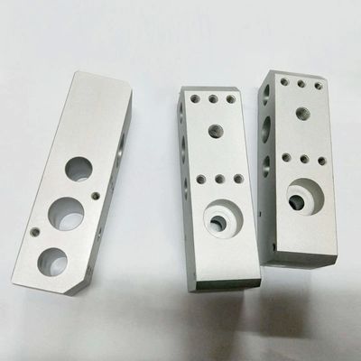 Met behulp van een CNC-bewerkingsproces en een CNC-draaimachine