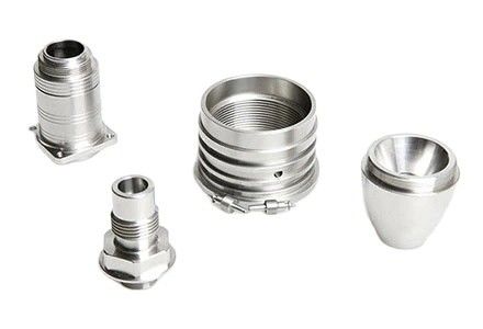 CNC-bewerkte delen van roestvrij staal en koper met anodisatie van aluminiumlaser